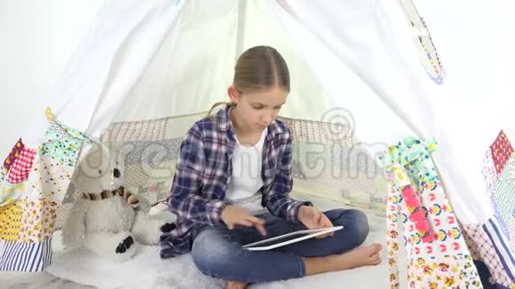 儿童在游乐场玩平板电脑儿童在帐篷女孩在游戏室使用设备视频的预览图
