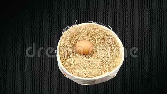 鸡蛋用稻草向篮子移动视频的预览图