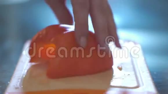在厨房里用手切胡椒视频的预览图