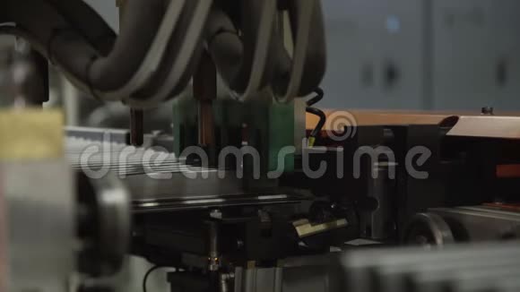带有点焊机器人的加热散热器厂的工作传送带视频的预览图