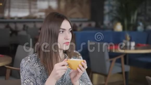漂亮的女人喝咖啡在东方风格的咖啡馆放松早餐愉快的早晨开始视频的预览图