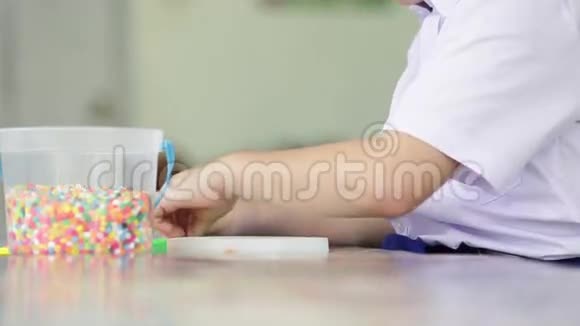 在学校玩塑料玩具的亚洲可爱男孩视频的预览图