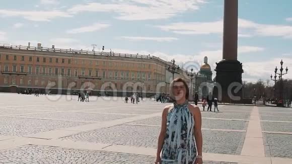 在圣彼得堡皇宫广场唱歌的年轻美女视频的预览图