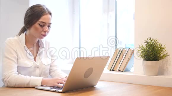 愤怒的女孩在笔记本电脑上工作视频的预览图