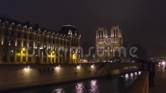 著名的巴黎圣母院大教堂的西立面夜间照明受欢迎的旅游目的地4K视频视频的预览图