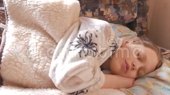 年轻漂亮的十几岁女孩睡了4KUHD视频的预览图