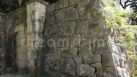 巴尔干半岛的古老城墙石头的质地视频的预览图