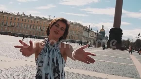 在圣彼得堡皇宫广场唱歌的迷人少女视频的预览图