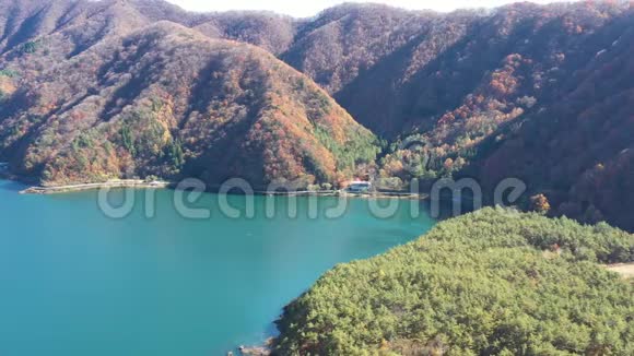 在塞科湖欣赏美丽的日本秋景视频的预览图
