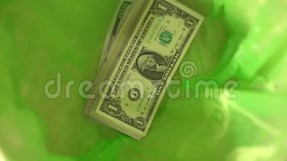 把钱扔掉把钱扔进绿色垃圾桶篮子摆脱金融浪费钱视频的预览图