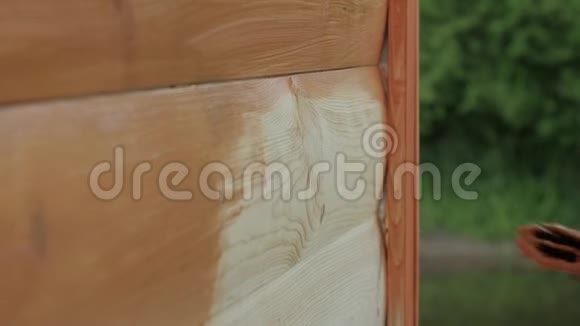 木制的墙画用棕色的刷子视频的预览图
