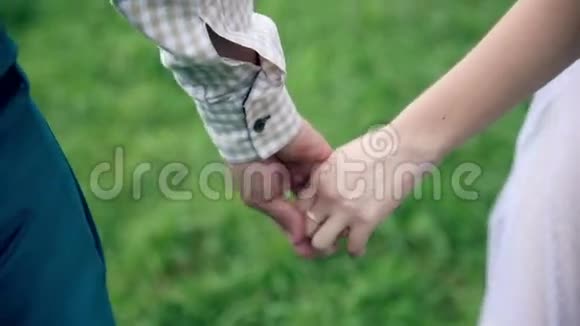 男人和女人年轻人幸福的已婚成年夫妇互相拥抱和散步视频的预览图