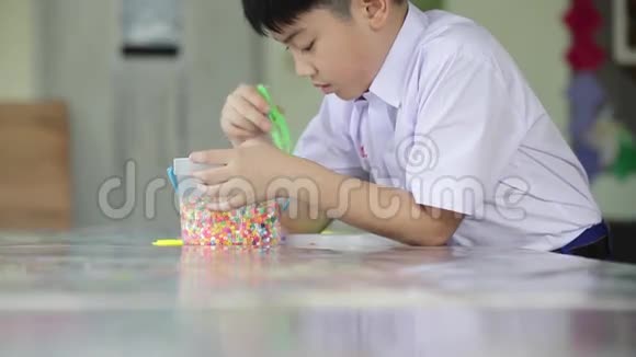 在学校玩塑料玩具的亚洲可爱男孩视频的预览图
