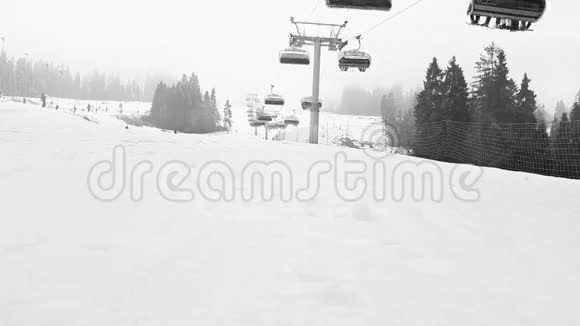运送滑雪者上山的滑雪升降机的黑白时间间隔镜头视频的预览图