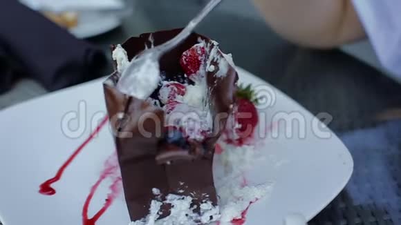 这是一个特写图片上面是用巧克力做成的蛋糕盘装的冰淇淋视频的预览图
