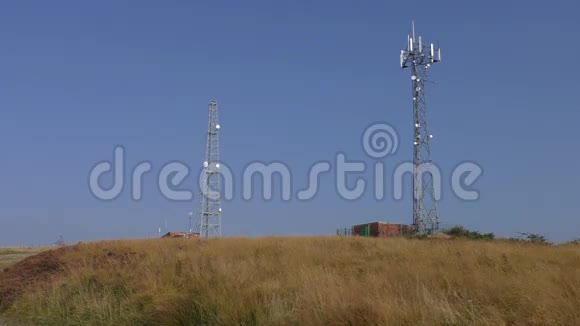 电信塔和山上的建筑视频的预览图