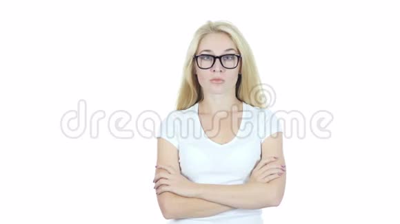 眼镜中的女人肖像白色背景年轻视频的预览图