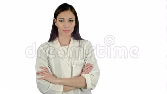 微笑着穿着实验室外套的年轻女子在白色背景下和镜头交谈视频的预览图