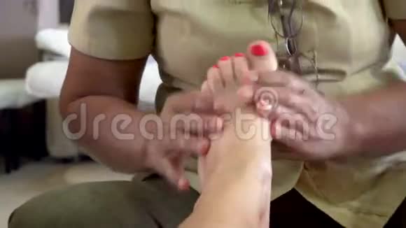 亚洲按摩师为女性腿部做足部按摩视频的预览图