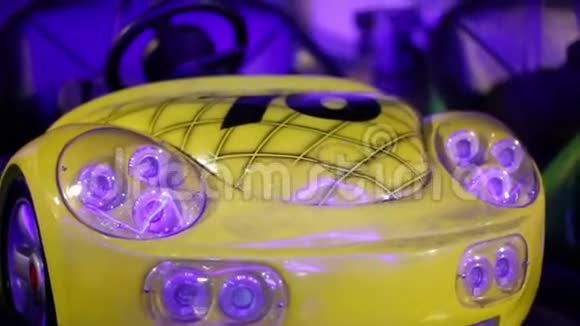 黄色儿童五颜六色的跑车在娱乐中心视频的预览图