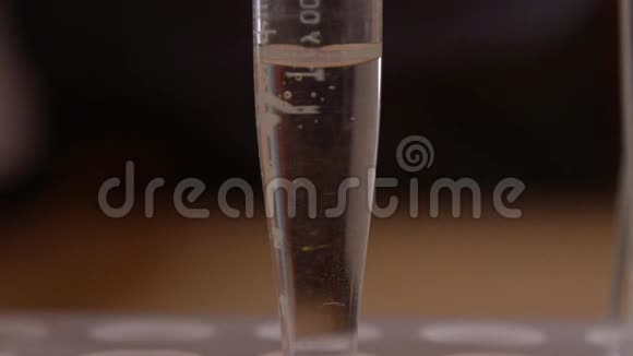 净水试验用清水滴入试管中橙色液体视频的预览图