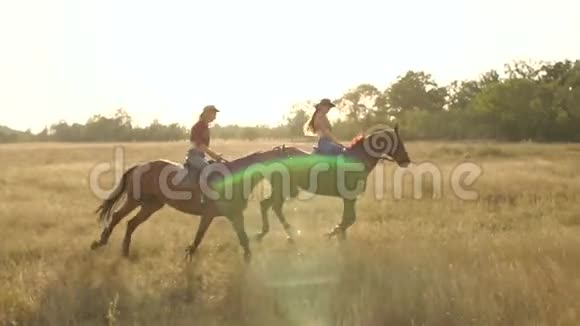 日落时两个女孩骑马在田野里视频的预览图