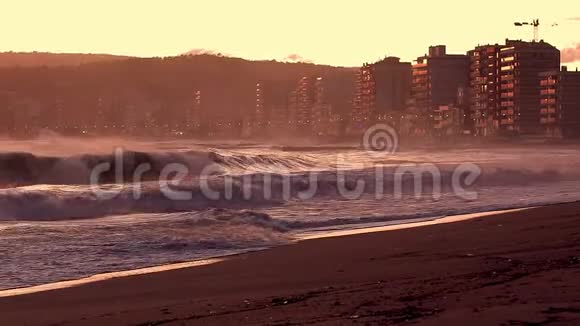 西班牙美丽的日落与巨浪科斯塔布拉瓦视频的预览图