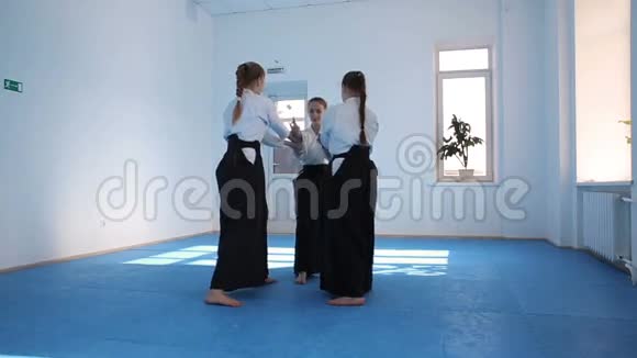 三个黑人女孩练习合气道视频的预览图