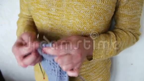 女人手织针视频的预览图
