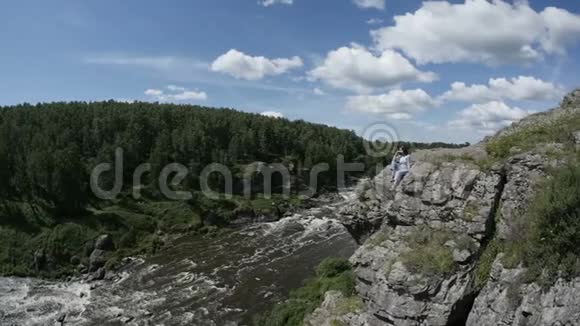 站在山河岩石上的女人视频的预览图