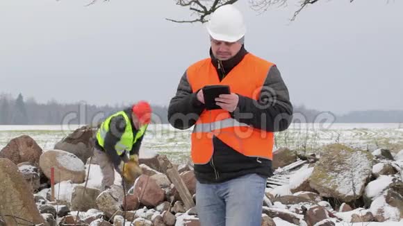 工人靠近成堆的石头视频的预览图