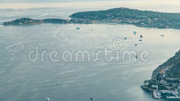 法国里维埃拉的埃兹镇地中海海岸线的景色视频的预览图