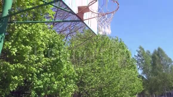 蓝天背景上过时的篮球圈视频的预览图