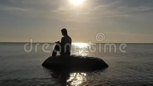 在水面小岛上写着曼斯的剪影视频的预览图