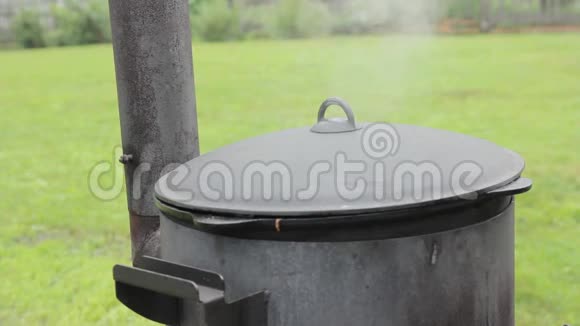 在外面的大锅里用木炉做饭锅盖下面蒸视频的预览图