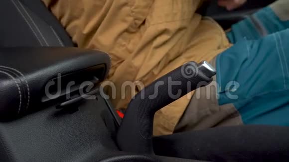 男性驾驶前坐在车内时须用手系紧汽车安全带视频的预览图