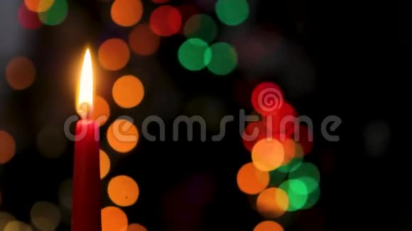 黑暗背景上的红烛背景上的圣诞蜡烛圣诞节晚上新年圣诞节彩色的视频的预览图