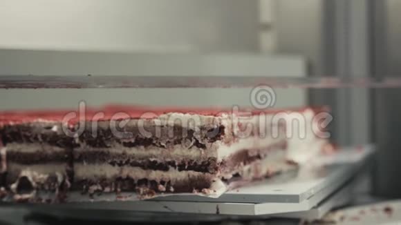 贝克正在用特制的机器锯切一大块蛋糕工厂视频的预览图