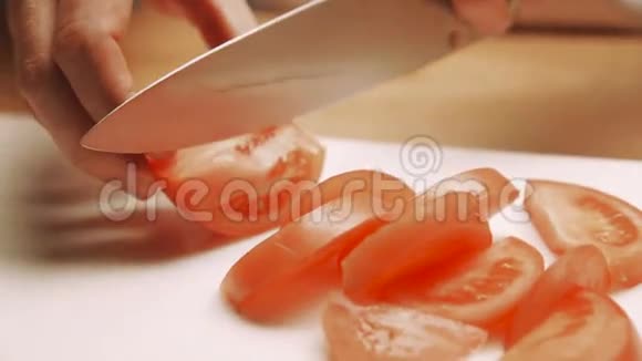 用刀子切番茄烹饪特写视频的预览图