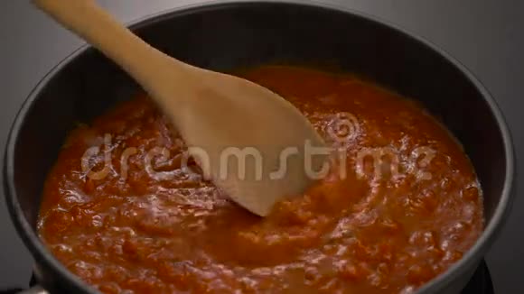 泡热番茄酱做意大利面用木抹子在平底锅里煮视频的预览图
