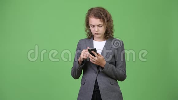 年轻有压力的女商人用电话接坏消息视频的预览图