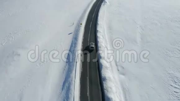 在乡村道路上行驶的豪华轿车的鸟瞰图视频的预览图