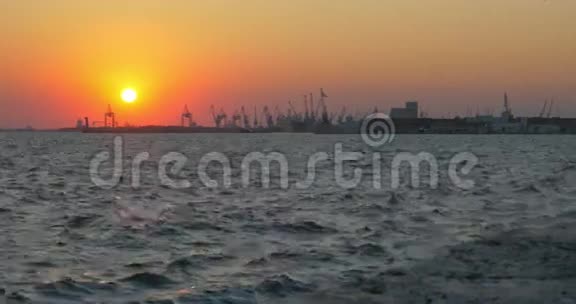 海上和码头的金色日落视频的预览图
