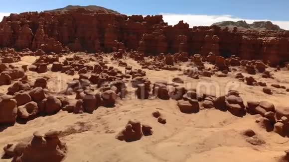 美国犹他州哥布林谷州立公园的胡杜斯沙漠胡多岩石位于圣拉菲尔沙漠空中景观视频的预览图