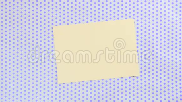 一张黄色的纸在一个虚线的背景上视频的预览图