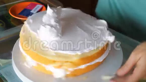 面包师装饰顶层鲜奶油视频的预览图