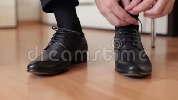 人用黑色皮鞋系鞋带视频的预览图