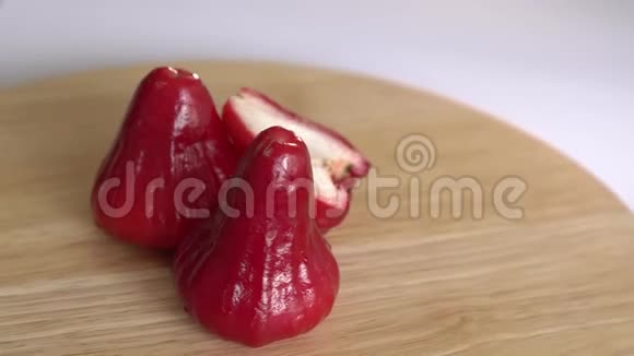 新鲜的红玫瑰苹果在木桌上旋转视频的预览图