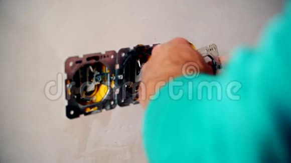 电工手安装电气墙面插座视频的预览图