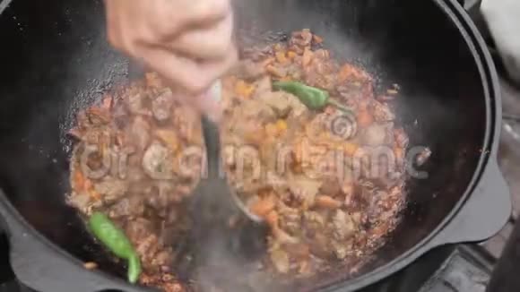 用羊肉做比拉夫青椒青菜肉视频的预览图